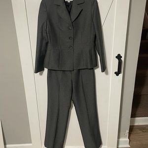 Le Suit Gray Pant Suit Set Size 6 Pants And Blazer